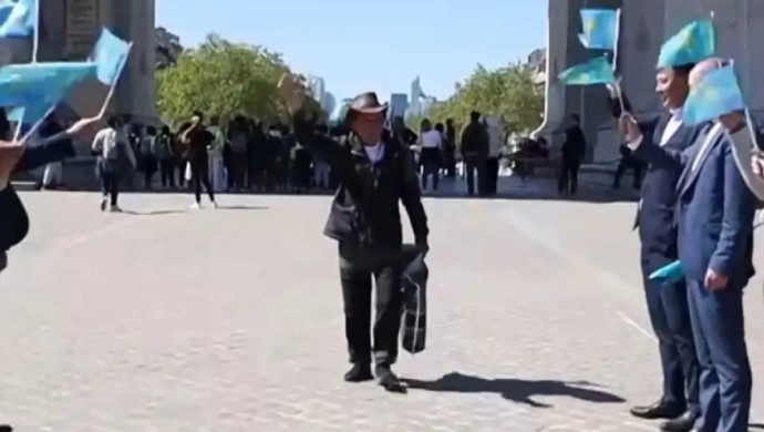 Ұлытаулық ақсақал Парижге дейін үш мың шақырымға жуық жолды жаяу жүріп өтті