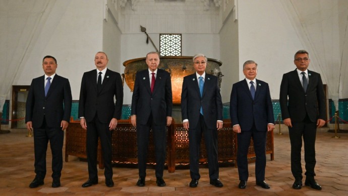 Түркі елдерінің көшбасшылары Ясауи кесенесінде тағзым етті