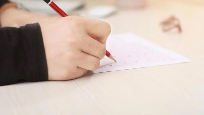 Қазақстандықтар гранттардың әділетсіз бөлінуіне шағымданады: Оқу-ағарту министрлігінің жауабы
