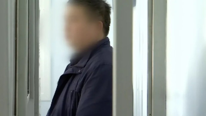 Асырап алған балаларын иттің үйшігіне түнеткен отбасы қандай жазаға тартылады