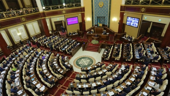 Бірлескен отырыс шақырылды: Парламент жұмысын тоқтата ма?