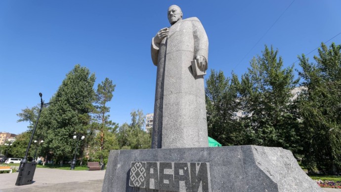 «Әділет» кандидаттары Абай облысындағы сапарының басында ақынның ескерткішіне барды