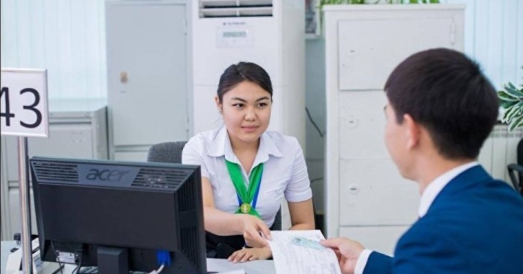 2019 жылы ХҚКО қызметкерлерінің жалақысы өседі: қазір қанша алады?