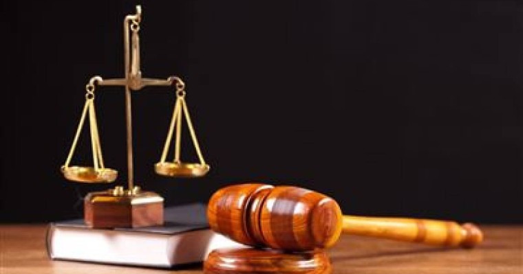 Учаскеде әйелді шешіндірген милиционерге сот үкімі шықты