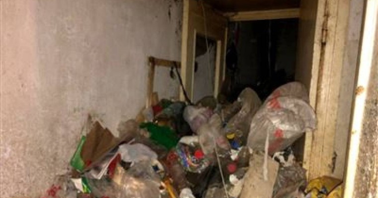 Бір бөлмелі тазаланбаған пәтерден 10 көлік қоқыс шығарды