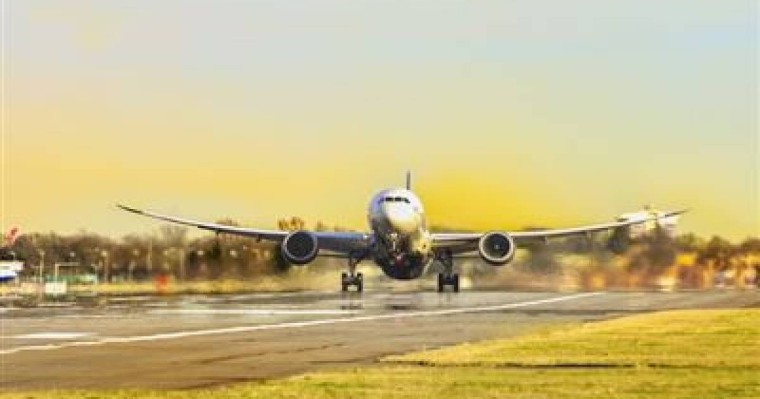 Әуежайда ұшақ ер адамды қағып өлтірді