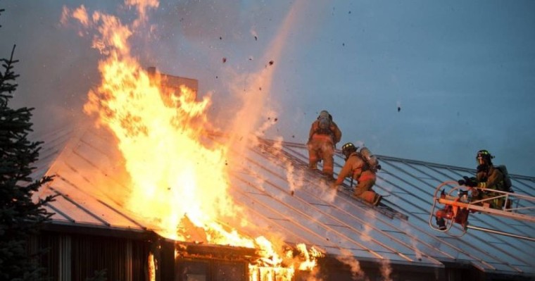 Мектеп оқушысы отқа оранған үйден екі сіңілісін құтқарып алды