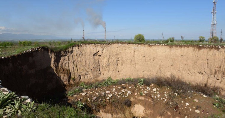 Азаттық хабарынан соң әкімдік сақ қорымындағы қоқысты тазартты