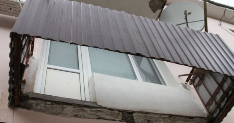 Оралда темекі тартуға шыққан тұрғындар балконмен бірге құлап кетті