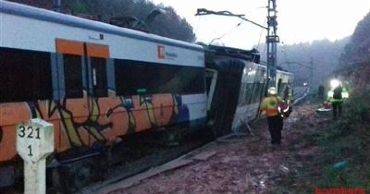 Пойыз рельстен шығып кетті, зардап шеккендер бар