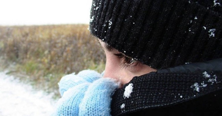 Соңғы сәтте мойнына шарф таға салған қыз ажалдан аман қалды