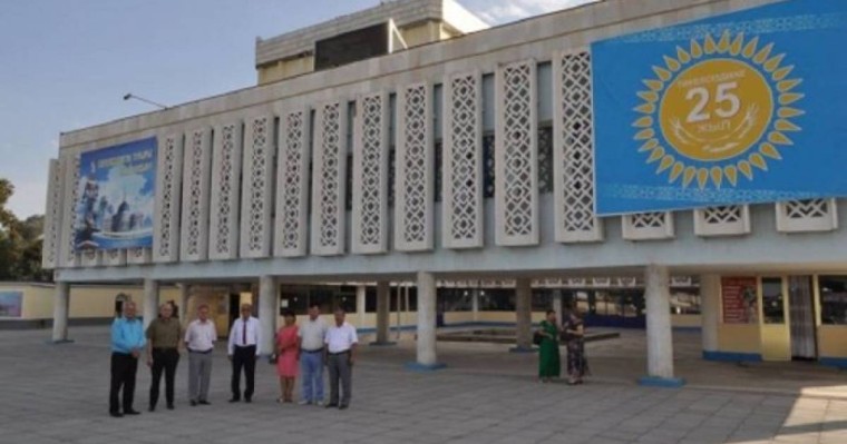 Құрманбек Жандарбеков атындағы театр туралы мәлімет: тарихы мен репертуары