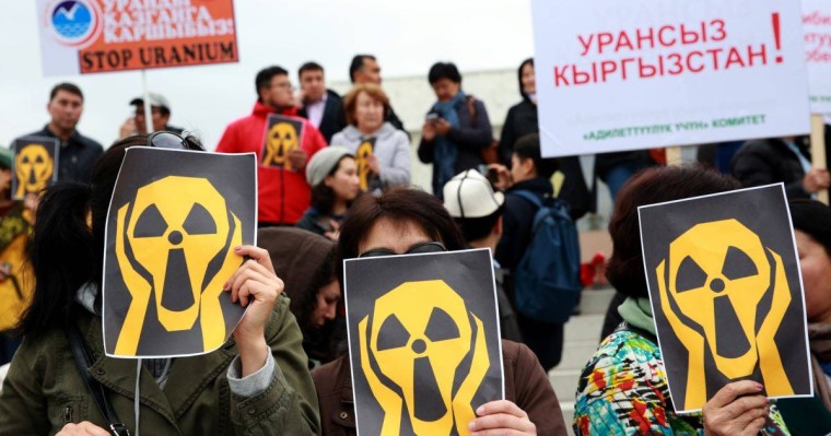 Жұрт наразылығынан соң билік уран кеніші жұмысын тоқтатқанын мәлімдеді