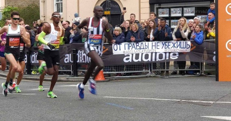 Қазақстандықтар Лондон марафонында "Шындықтан құтыла алмайсың" баннерін ілді