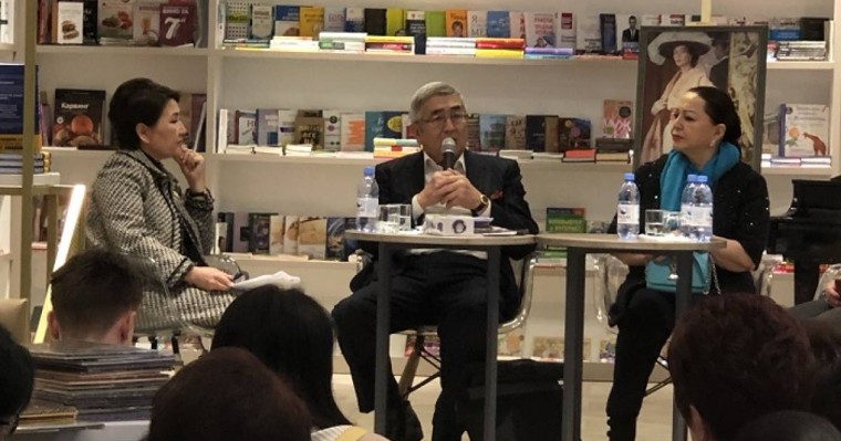 Алматыға «Муза DIOR. Алла Ильчунның тарихы. Қазақтан шығып, сән әлемін мойындатқан» кітабының авторы келді