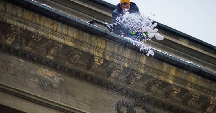 Үйдің төбесінде қар күреп жүрген ер адам әжетханаға құлап түсті