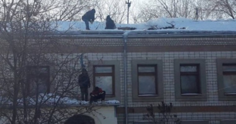 Оралда қалың қардың салдарынан балабақша шатыры опырылып түсті