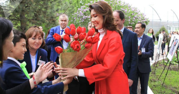 Әлия Назарбаеваға әкесінің құрметіне аталған қызғалдақтар тарту етілді – фото