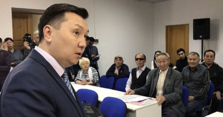 Жалақы ала алмай жүрген жұмысшылар Ақтөбе облысы әкімдігіне барды