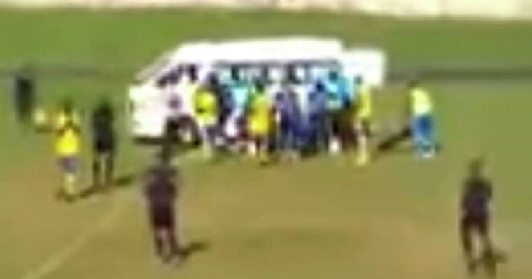 Футболшы матч кезінде көз жұмды – қайғылы оқиғаның видеосы