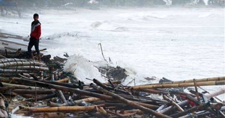 Ер адам цунамиден әйелін құтқарамын деп анасы мен ұлынан айырылды