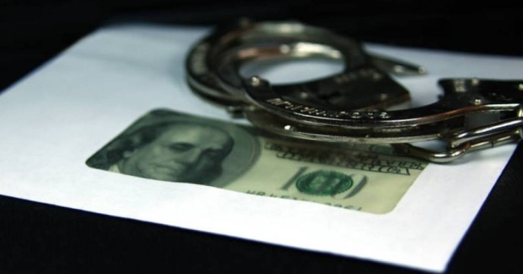 Таразда полицейлер парамен ұсталды