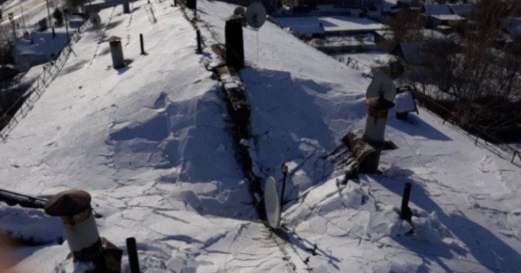 Петропавлда қар бес қабатты үйдің шатырын опырып жіберді