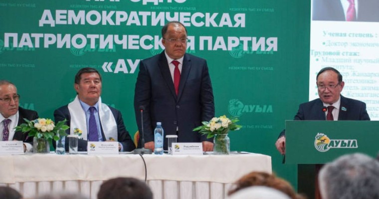 Төлеутай Рақымбеков Орталық сайлау комиссиясына құжаттарын тапсырды