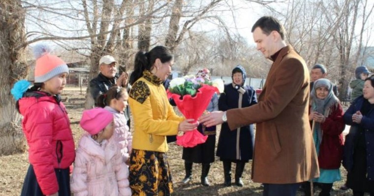 Алматы облысының кәсіпкерлері өз ауылындағы жоқ-жітіктерге үй алып берді