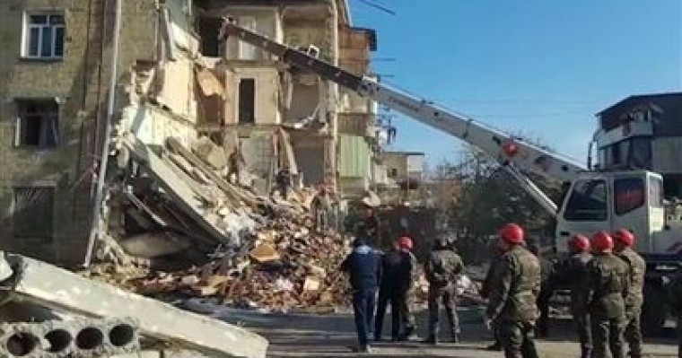 Тұрғын үй жарылып, екі отбасы үйінді астында