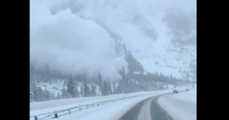 Жүргізуші қар көшкінін видеоға түсіріп алған