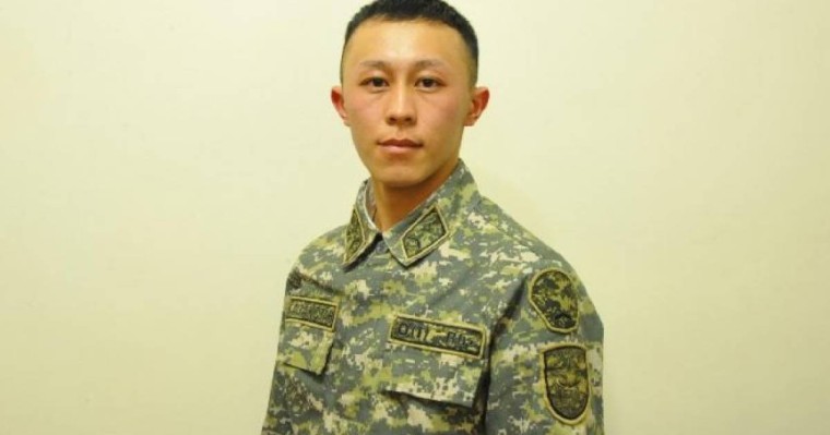 ШҚО-да әскери қызметші жанып жатқан үйден 15 адамды алып шықты