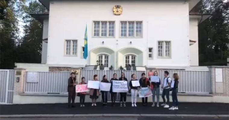 Прагадағы қазақ жастары Алматыда қамалған белсенділерді қолдап акция өткізді