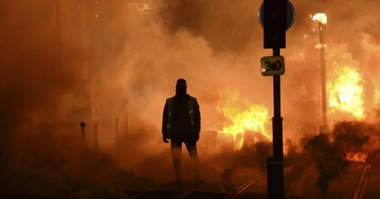 Франциядағы наразылық кезінде 1400-ге жуық адам ұсталған