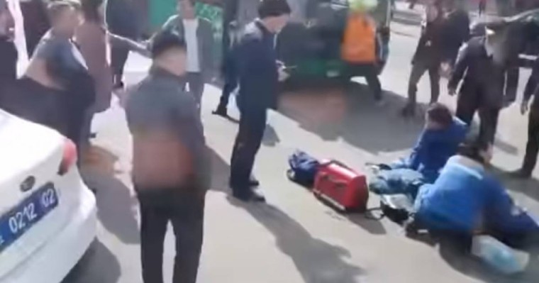 Алматыда жолдан өтпек болған қызды автобус қағып кетті