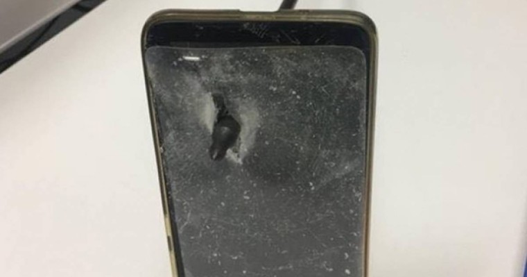 Телефон ер адамды атылған оқтан қорғап қалған