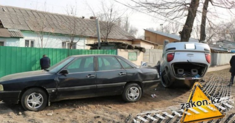Алматы облысында баласы бар келіншек ЖКО тап болып, көлік аударылып қалды