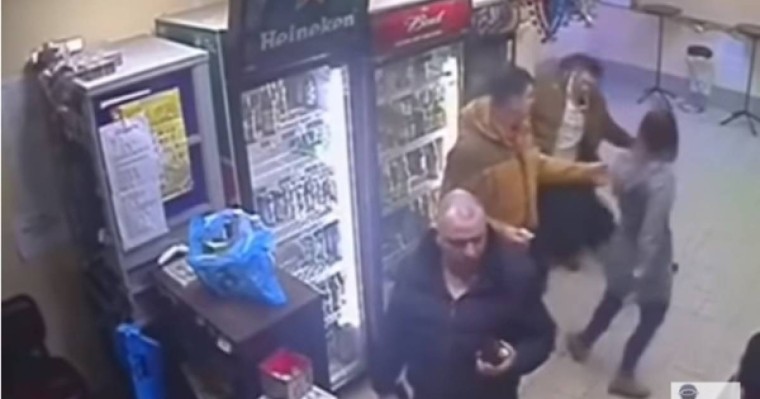 ​Сатушы дөрекі сатып алушыны ұрып тастады