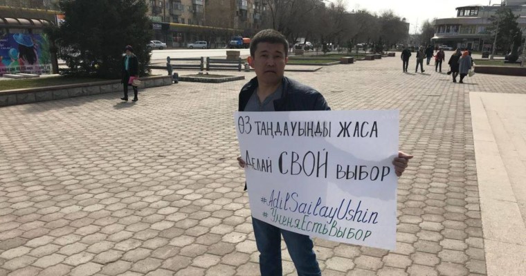 Қарағандылық белсенді сайлау жайлы баннер үшін қамалғандарды қолдап флешмоб өткізді