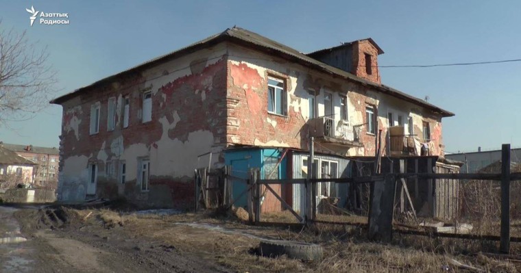 Қариялар шатыры шіріп, едені тозған үйде тұрып жатыр