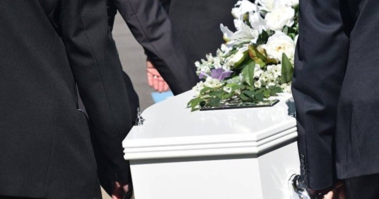 Әйел күйеуінің денесі жатқан табытты үкімет ғимаратына әкелді