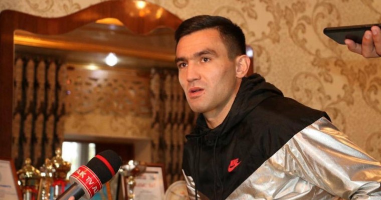 Момынов америкалық боксшымен қолғап түйістіреді