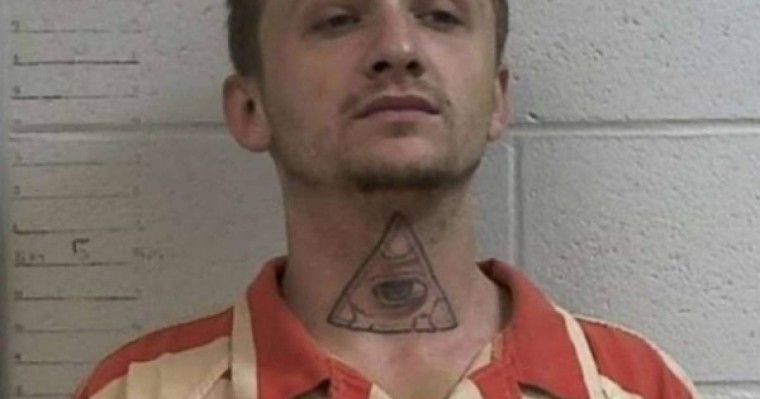 ​Қолында кісені бар қылмыскер полицейдің көлігін теуіп кетіп, кепілге адам алған