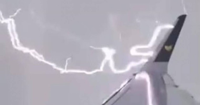 Жолаушы ұшаққа құлаған найзағайды видеоға түсіріп алған