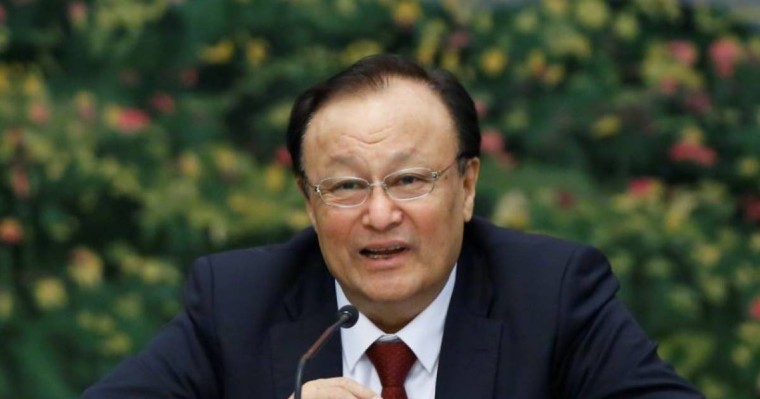 Шыңжаң шенеунігі лагерьлерде қамалған адамдар саны туралы айтты