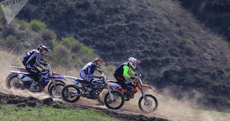 Мотоциклші биік жартастан құлап кетті – видео