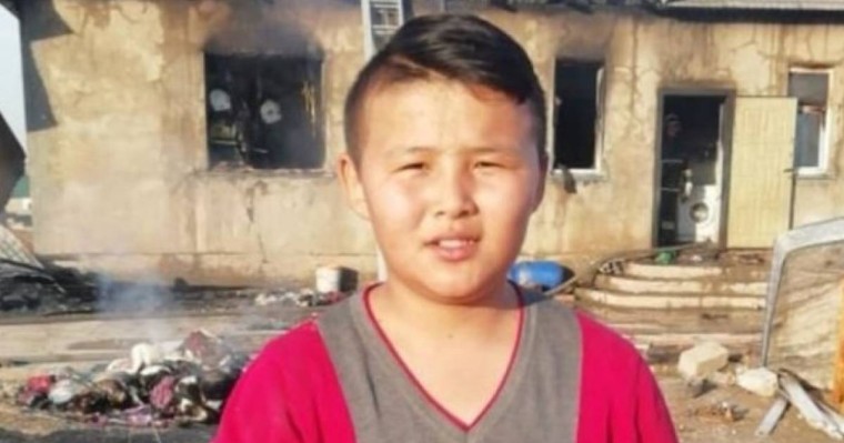 Он үш жасар жасөспірім екі баланы өрттен аман алып қалды