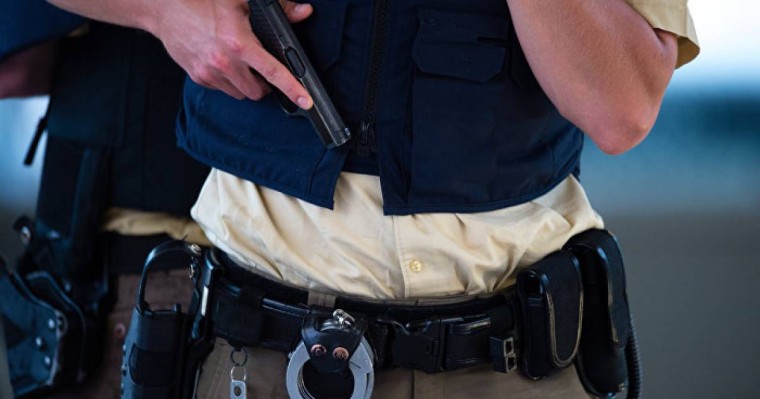 Атырау әуежайында полиция қызметкері әйел адамға абайсызда оқ атты