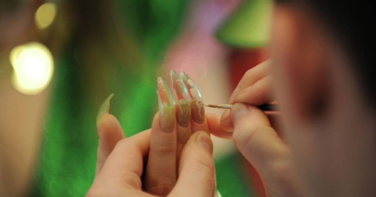 Жасанды кірпік пен тырнақ жалғаудың үкімі қандай