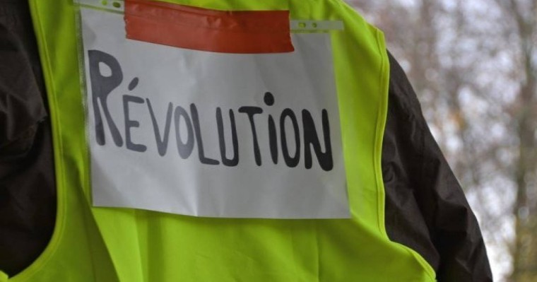 Парижде Алжир президентіне қарсы митингке 6 мың адам шықты